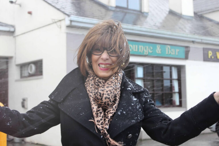 Rebeca gets wet on The Wild Atlantic Way – Travelling Chiquita
