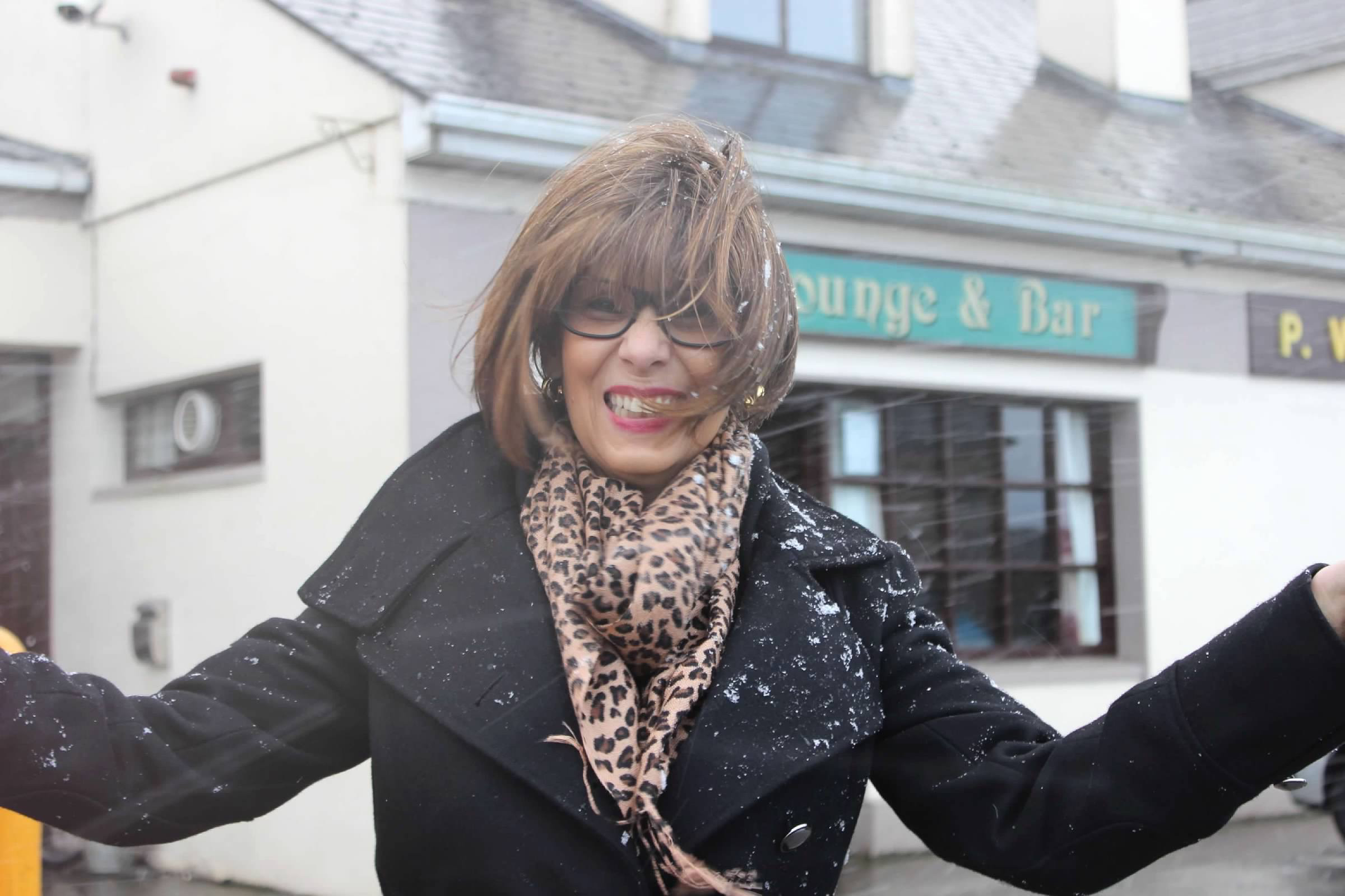 Rebeca Nesselrode outside an Irish Pub on the Wild Atlantic Way in Ireland